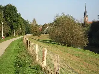 Oever van de Hase. Op de achtergrond de toren van de in 1870 gebouwde St.-Batholomeüskerk