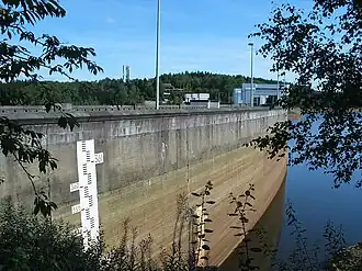 Muur met aanduiding van het waterpeil