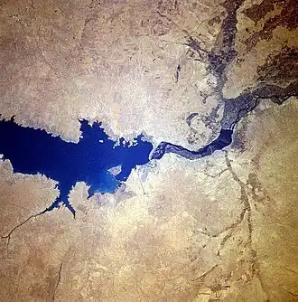 Foto vanuit de space shuttle met links het Assadmeer, midden de Tabqadam en rechts de Baathdam; het noorden is linksboven