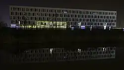 Zijaanzicht gebouw Sociale Dienst bij avond (2016)