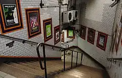 Tussen verdeelhal en perron.