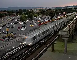 BART-trein tussen Pleasant Hill en Pittsburg/Bay Point