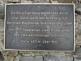 Plakkaat op de ruïne