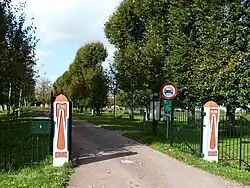 Ingang naar de oprijlaan van Ewsum