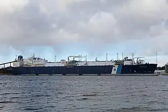 FSRU Exemplar aan de kade in de haven van Ingå