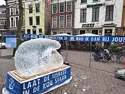Protest bij een ijssculptuur op de Utrechtse Mariaplaats in februari 2025