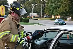 De A-stijl wordt doorgeknipt met een hydraulische schaar