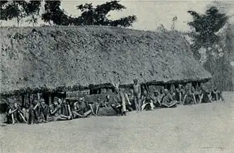 Ezenri [ Eze Nri Òbalíke ] sounding his bell(Koning Eze Nri Òbalíke luidt zijn bel).Northcote W. Thomas. Anthropological report on the Ibo-speaking peoples of Nigeria (1913-14), "IV-PRIESTLY KINGS", p. 48.
