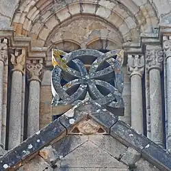 Sculptuur op de dakvorst van het koor