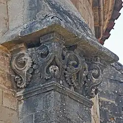 De kop van een steunbeer van de apsis