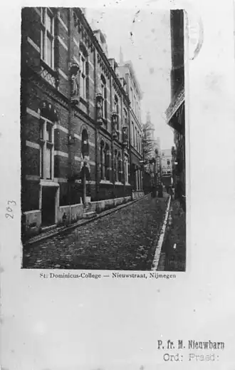 De straat omstreeks 1910, inclusief het gebouw van het Dominicus College