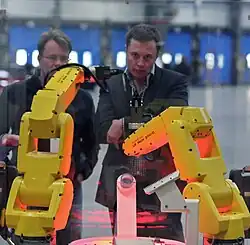 Musk observeert een productiedemo in de NUMMI-fabriek in 2010.