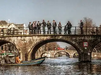 De Frans Hendricksz. Oetgensbrug vanaf de Prinsengracht. Op de achtergrond, aan de andere kant van de Amstel ziet men in het verlengde de Jan Vinckebrug over de Nieuwe Prinsengracht.  Maart 2016