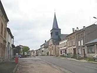 Hoofdstraat van Jametz met kerk Saint-Pierre-ès-Liens