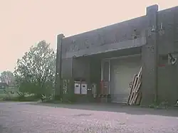 Vooraanzicht van fabrieksgebouw in de tijd van de kraak.