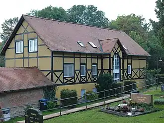 Vakwerkhuis bij de begraafplaats