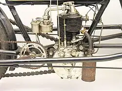 Fafnir 500 cc kop/zijklep- inbouwmotor. Dit blokje heeft al een gecommandeerde inlaatklep, waardoor het op ca. 1905 gedateerd kan worden. Eerdere Fafnir-blokken hadden nog een snuffelklep