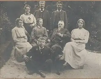 Familie Robert (circa 1905)Achterste rij, midden