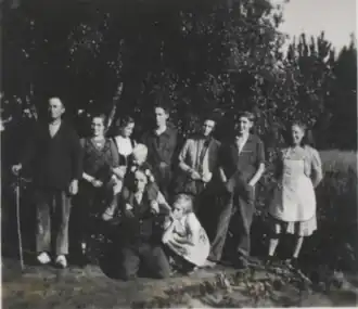 Groepsfoto familie Roelofsen, met Mina Roelofsen tweede van links, 1945