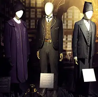 Filmkostuums van (van links naar rechts) Mary Lou Barebone, Credence Barebone en Seraphina Picquery