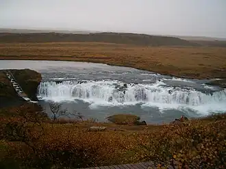 De Faxi waterval in de regen.