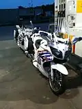 Dienstmotorfiets WPR: Yamaha FJR 1300. Kenmerkend voor de federale politie is de oranje/okerkleurige streep.