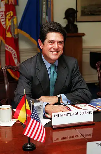 Trillo tijdens een ontmoeting met Donald Rumsfeld, 2001