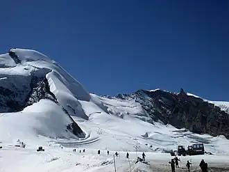 De Feegletsjer boven Saas-Fee met zomer gletsjer ski. gezien vanaf Mittelallalin.
