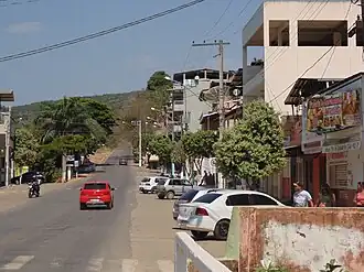 De hoofdweg Av. Brauli Marcelino do Prado (BR-482)in het centrum van Fervedouro