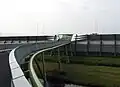 Aan de kant van Maarssen doorsnijdt de brug het geluidsscherm.