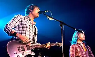 Charlie Simpson (links) en bassist Dan Haigh (2010).