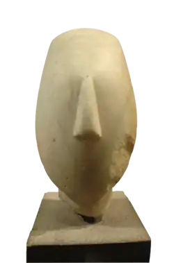 Kop van een haast levensgroot idool van het „Spedostype“ (27&nbsp;cm hoog; Louvre, Parijs).