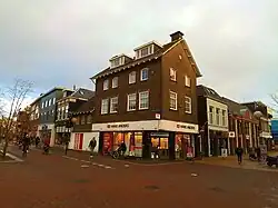Filiaal aan de Kruisstraat (1940) in Assen (2023)