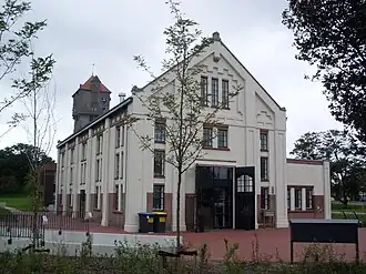 Het tot huisartsenpost en apotheek omgebouwde filtergebouw met daarachter de watertoren
