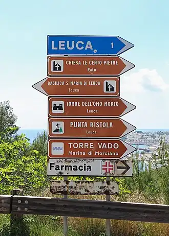 Borden bij de rotonde met de SP124 en de SP358