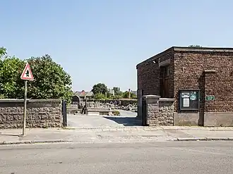 Een van de twee toegangen.