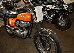 De A65H Hornet voor de Amerikaanse Westkust had hooggplaatste uitlaten.