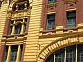 Closeup van de façade van Flinders Street Station.