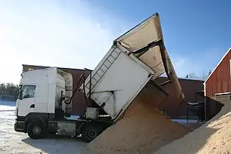 Figuur X: Kipperoplegger met zijdelings openende hydraulische deur