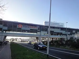 Logo op de fly-over bij de vestiging in Naaldwijk