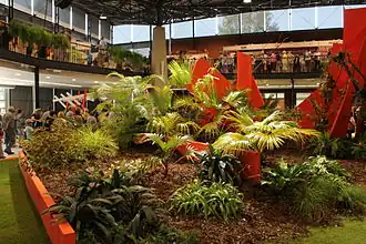 Expositie in het hoofdpaviljoen in de zomer-editie van Flora 2014.