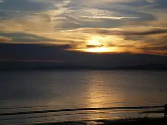 Blik over de Golf van Follonica vanuit Follonica richting Elba