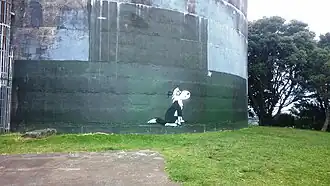 Een graffiti afbeelding van het hoofdpersonage 'Dog' in Auckland.