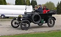 Ford Model T: open tourer met voorruit, doorlopende carrosserie en kap