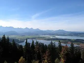 Bannwaldsee (vooraan) en Forggensee (achteraan) vanaf de Buchenberg
