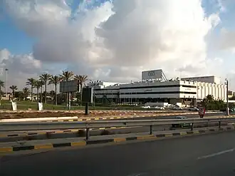 De voormalige volkshal in Tripoli. Onder het Qadhafi-regime vonden hier de volkscongressen plaats. Tijdens de burgeroorlog in Libië is het gebouw in brand gestoken.
