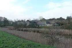 Het fort met de twee keelkazematten zichtbaar. Deze foto is richting het Noordzeekanaal genomen.