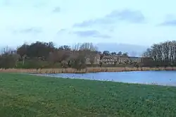 Fort Zuidwijkermeer vanaf de dijk van het Noordzeekanaal.