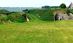 Kruithuis en waarnemingspost op de achtergrond de Haringvlietbrug