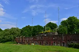 Hoofdfrontgebouw met de zendmasten van de radiozendamateurs